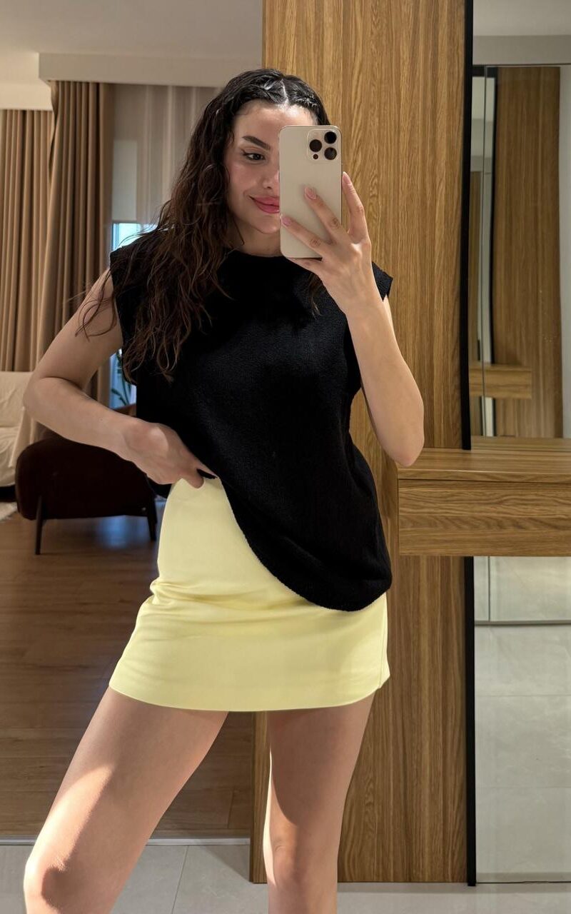 Helis Black Sleeveless Knitwear