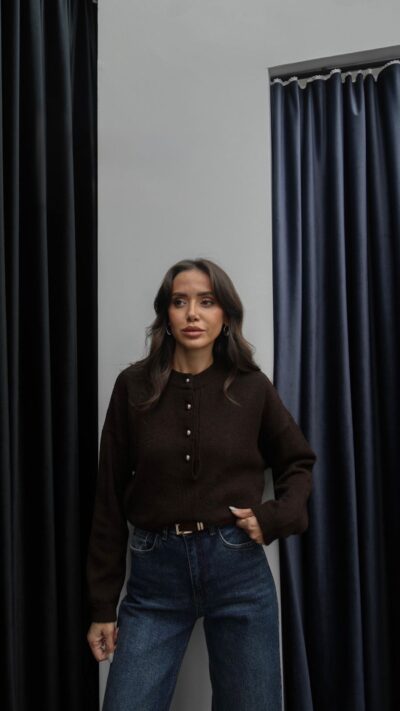BITTER BROWN BUTTONED SWEATER ON TOP