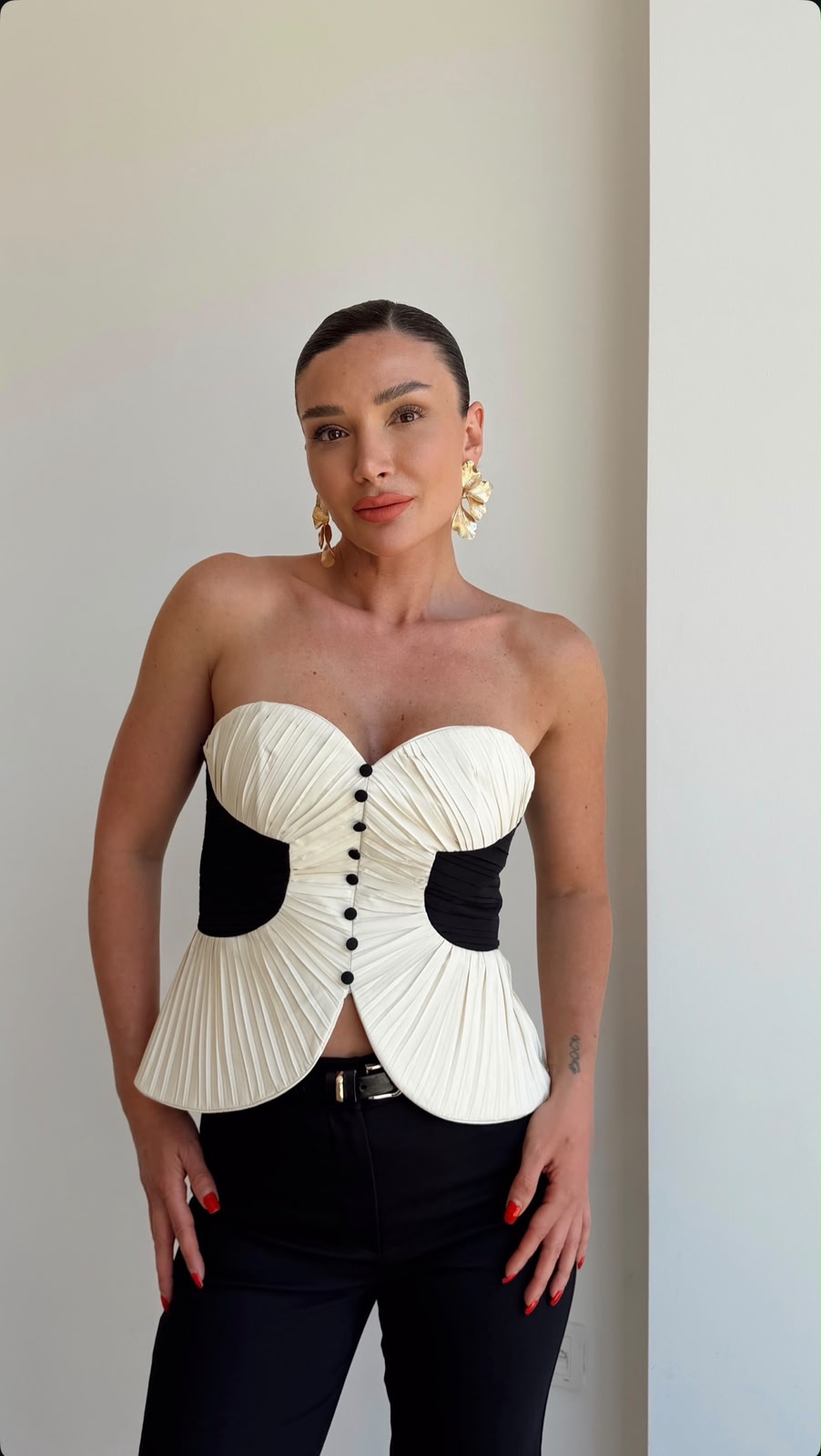 fa2fa24a-b917-470a-96a8-3ca797b86c0e White and Black Strapless Pleated Bustier Top - Image 1